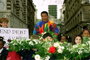 00129 Prints: Boxing legend Muhammad Ali (Cassius Clay) February 1999 meets the children of Brixton