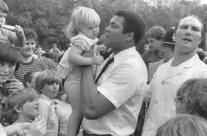 Boxing legend Muhammad Ali visited Coventry and was greeted by astonishing scenes of