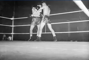 00001 Prints: Boxing Leicester 1950 Jack Gardner beats Johnny Williams in eliminator for British