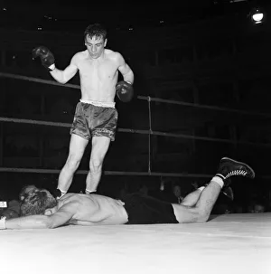 Boxing at The Royal Albert Hall. Liverpools Pat Dwyer (standing