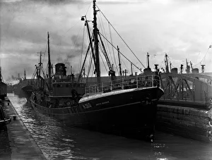 Docks Prints: The Boyd Line Fleet sidewinder trawler Arctic Invader seen here leaving the St Andrews