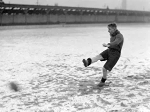 Bradford City FC. Davis training in the snow 11th February 1930. DM17276a
