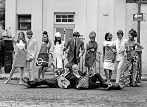 Suits Prints: Brazilian fashion in London. Brazilian model posing with pop group The Move