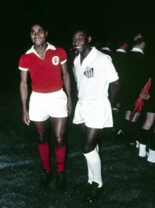 Brazilian footballer Pele of club side Santos (right) poses with Portugal forward Eusebio