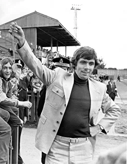 Brendan Foster at Gateshead Stadium with his model in August 1976. 04 / 08 / 76