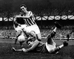 00241 Prints: Brian Clough in action for Sunderland against Boswell the Wallsall keeper 20 October 1962