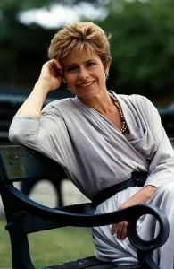 Brigit Forsythe Actress sitting on bench - September 1989 Dbase A©Mirrorpix