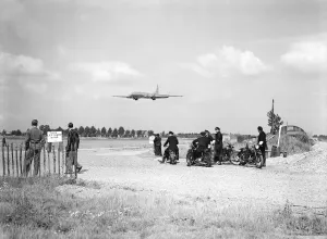 Demonstration Prints: Bristol Brabaxon giving air demonstration flight over London airport. Circa 1950