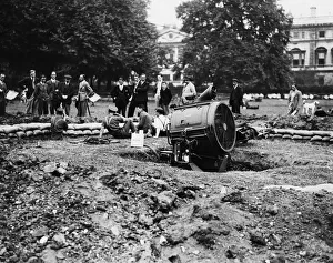 01249 Prints: Britain prepares for searching positions deep in the ground in a London park