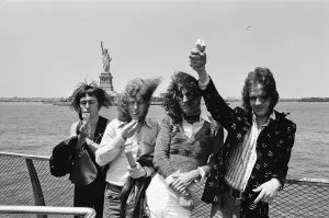 01112 Prints: One of Britains top pop groups Slade are pictured on their way to visit the Statue