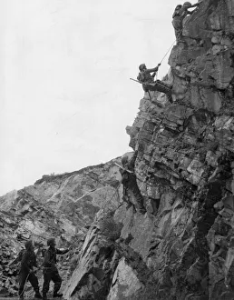 01444 Prints: Britaish army invasion training exercises in operation. Issued: August 1942