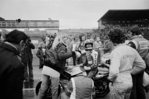 00964 Prints: Britiains World Motorcycle racing Champion Barry Sheene at brands hatch competing in