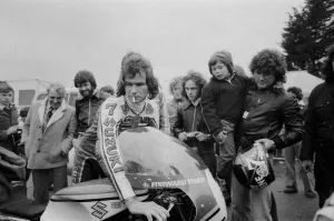 00964 Prints: Britiains World Motorcycle racing Champion Barry Sheene at brands hatch competing in