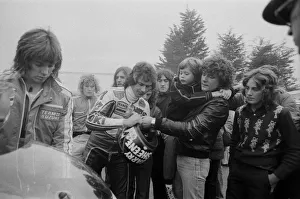 00964 Prints: Britiains World Motorcycle racing Champion Barry Sheene at brands hatch competing in