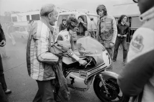 00964 Prints: Britiains World Motorcycle racing Champion Barry Sheene at brands hatch competing in