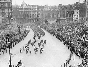 00418 Prints: British and Allied troops seen here march through Trafalgar Square during the Victory