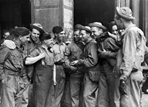 01469 Prints: British Army Royal Engineers sappers and US soldiers becoming acquainted after working