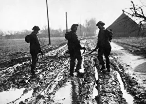 01179 Prints: British army soldiers making their way up to the front line in Holland through deep mud