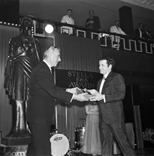 01020 Prints: The British Film Academy Awards presented by Lord Mountbatten at Grosvenor House