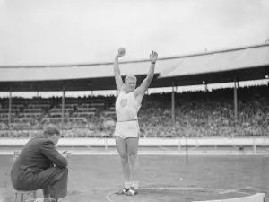00001 Prints: British Games at White City 1950 O Chandle ( US) putting the weight SP