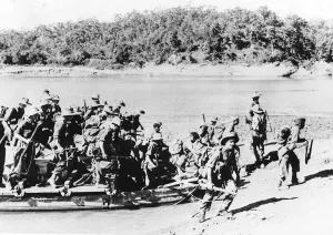 Pacific War Prints: British & Indian troops of the 4th Corps cross the Chindwin River near Sittaung pushing