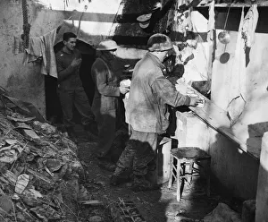 01471 Prints: British paratroopers holding positions on the 8th Army front. Left to right: F. K