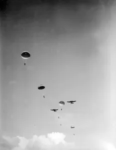Parachute Prints: British Paratrooperss Army Soldiers WW2 1939-1945 Parachute regiment coming