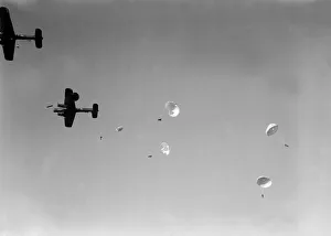 British Paratrooperss Army Soldiers WW2 1939-1945 Parachute regiment coming