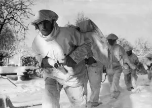 00905 Prints: British patrol team dressed in white camouflage cloaks for their reconnaissance missions
