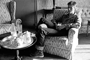 00542 Prints: British pop singer David Bowie pictured at the Dorchester Hotel, London