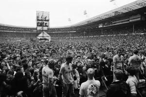 00542 Prints: British pop singer David Bowie pictured performing in concert at Wembley