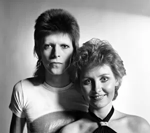 Images Dated 15th January 2016: British pop singer David Bowie poses with Lulu in the Daily Mirror studio