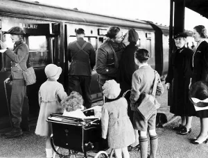 00157 Prints: British soldier says goodbye to his family at English station