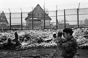 01069 Prints: British troops patrolling the Berlin Wall between East and West Germany