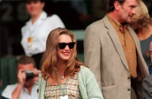 1995 Prints: BROOKE SHIELDS, ACTRESS WATCHING HER BOYFRIEND ANDRE AGASSI PLAY AGAINST ALEX MRONZ