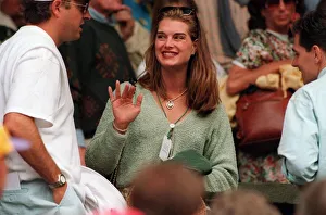 BROOKE SHIELDS, ACTRESS WATCHING HER BOYFRIEND ANDRE AGASSI PLAY AGAINST ALEX MRONZ