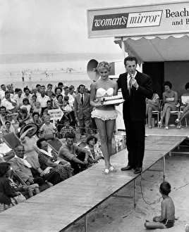 Bruce Forsyth 11 / 2 leads the audience in singing Happy Birthday