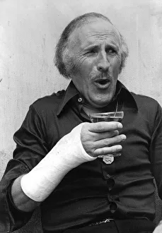 BRUCE FORSYTH DRINKING CHAMPAGNE WITH A BROKEN WRIST (09 / 01 / 1980)