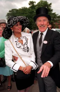 Races Prints: BRUCE FORSYTH AND WILNELIA FORSYTH AT ROYAL ASCOT - 20 / 06 / 1991