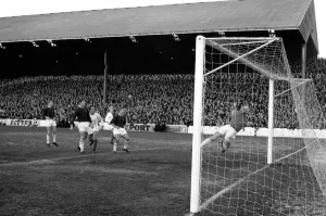 Burnley v. Manchester United. Nobby Stiles and Bobby Charlton. December 1969 Z11538-008