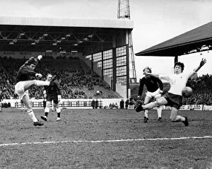 00253 Collection: Burnleys Dave Thomas on the left makes a good effort, Steve Perryman Tottenham tries to
