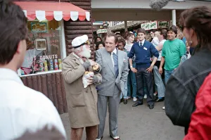 01098 Prints: Buster Merryfield as Uncle Albert and David Jason as Derek Trotter during the filming of