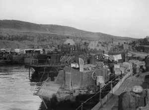 Battles And Campaigns Prints: A busy scene on West Beach, Suvla Point a day prior to the evacuation of Gallipoli