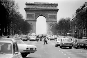 Monuments Prints: Bysy scene showing Sunday afternoon traffic underneath L