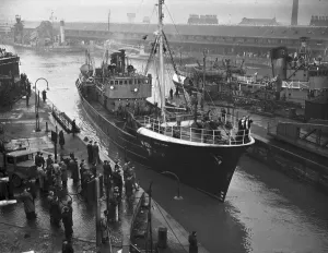 Caledonian Steam fishing Co Ltd sidewinder deep sea trawler Loch Doon (H101