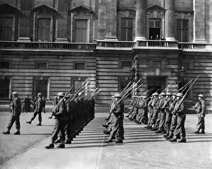 Ranks Collection: Canadian lake guard Buckingham Palace. April 1940 P035575