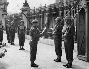 01466 Prints: Canadian soldiers take over Guard duty at Buckingham palace during the Second World War