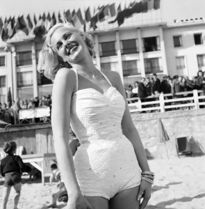 Cannes Film Festival 1953. Actress Roxanne Tunis. D3118-032
