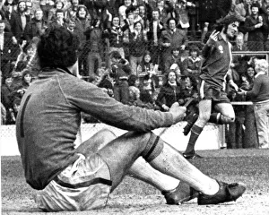 cardiff citys robin friday gives finger salute luton goalkeeper milija Trending Item 6