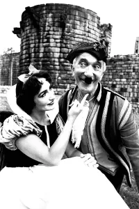 00481 Prints: Carol Leroy and Nat Jackley on a photoshoot on the Newcastle City Walls for